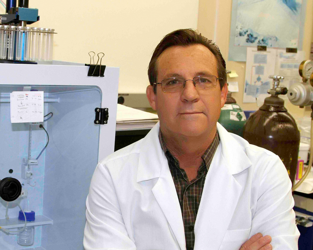 Headshot of Charles Glabe, PhD. in a lab
